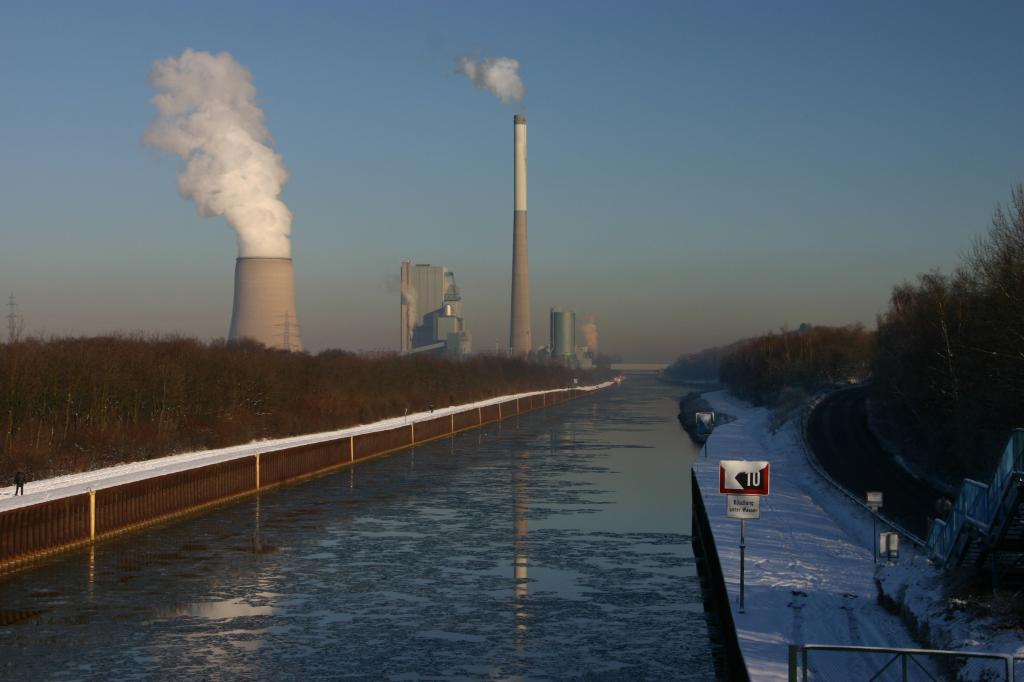 Der Kanal in Bergkamen-Heil mit Kraftwerk.JPG - Der Kanal in Bergkamen-Heil mit Kraftwerk